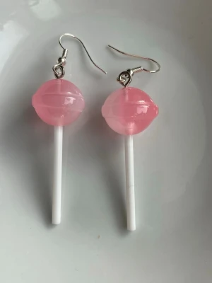 Örhängen med rosa klubbor - Örhängen nya med nickelfria örkrokar😊
