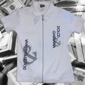  KÖP DEN ANDRA ANNONSEN MED GRATIS FRAKT - super rare dolce & gabbana zip up piké med rhinestones 2000s super fint skick passar bra på mig som är 170 och väger 50kg