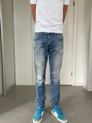 Replay Anbass Jeans - Säljer nu dessa Replay Anbass Jeans med snygga slitningar i populär design, skriv för fler bilder/frågor🙌🏼