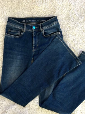 Blå Low Flared Jeans - Snygga och bekväma jeans med low waist och utsvängda ben (flared) ✨Stretchigt material som sitter bra och formar sig fint. Perfekta till vardag eller lite mer stylade outfits. Använda få gånger och i fint skick🩵Pris kan diskuteras 
