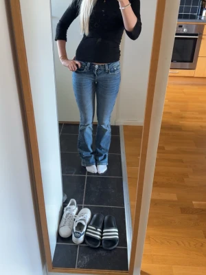 Blå bootcut jeans med låg midja - Ett par lågmidjade bootcut jeans, endast använda 1 gång🥰
