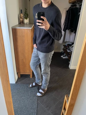 Tröja från Morris - En mörkblå stickad crewneck tröja från Morris i herr, storlek M. Använd en del men inte mycket och varsamt, inga tecken på defekter eller annat. Hör av er vid frågor!