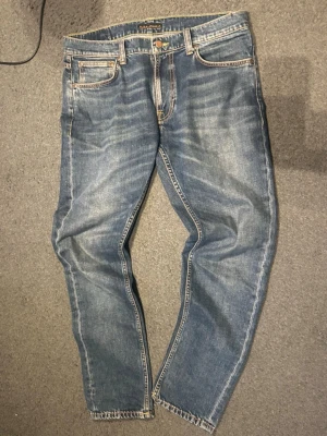 Blå jeans från Nudie Jeans - Säljer jeans ifrån nudie I modellen Lean Dean. Jeansen är använda utan skador eller defekter bara blivit snyggare med tiden, strl 33/32 Pm för mer bilder/frågor.