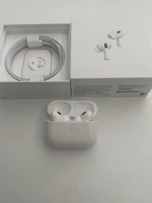 Pods Pro gen 2 - Fick dem i present                                                                     Använda en gång                                                                       Paket innehåller allt                                                                     Skickas samma dag✅📦