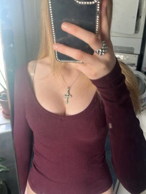 Vinröd ribbad långärmad topp - vinröd långärmad tröja. storlek xxs men passar xs/s också. knappt använd. 