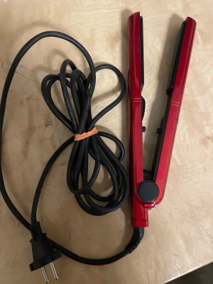Plattång från OBH Nordica - Säljer en röd plattång från OBH Nordica med sladd och europeisk kontakt. Aldrig använd dock köpt secondhand!