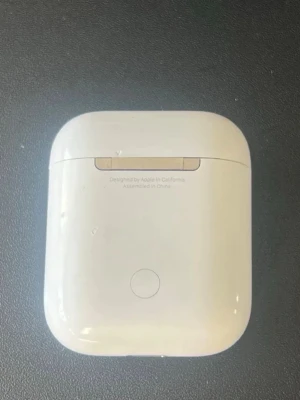 Apple AirPods laddningsetui vit och svart powerbank - Säljer ett vitt laddningsetui till Apple AirPods. Etuiet är tillverkat i blank plast och har en smidig, rundad design med magnetlock. Perfekt för att ladda och förvara dina trådlösa hörlurar. 