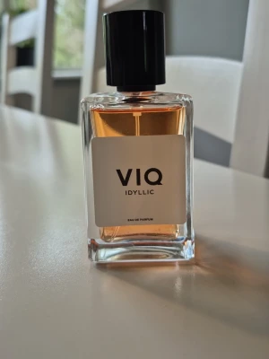VIQ Idyllic Eau de Parfum - Parfym av Josephine Qvist. Noterna i denna parfym är:Persika, Bergamott, Grönt äpple & Apelsinblom. 50 ml från början, knappt använd. Har förvarats svalt & mörkt.
