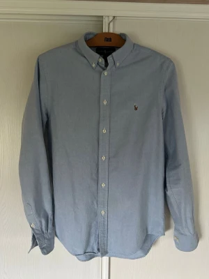 Ralph Lauren skjorta  - En blå Ralph lauren skjorta i toppskick. Säljes då den inte kommer till användning. Storlek S. Priset kan diskuteras vid smidig affär!
