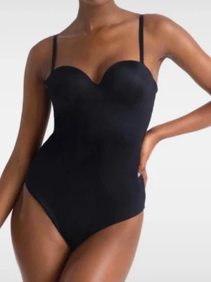 Svart body med tunna axelband - Snygg svart body med tunna justerbara axelband och formpressade kupor. Bodyn har en enkel och stilren design som passar perfekt under kläder eller som den är. Materialet är stretchigt och följsamt för en bekväm passform.