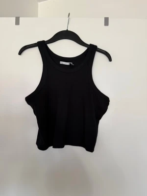 Ribbat linne svart  - Storlek XL. Kort i modell. Köpt i butik så kan finnas skavanker. 