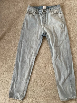 Street Loose Stein jeans från Grunt w28 15y - Säljer ett par ljusblåa raka jeans från Grunt. Klassisk femficksmodell med normal midja och dragkedja. Jeansen är i mjuk denim och har en avslappnad passform som passar en casual stil.
