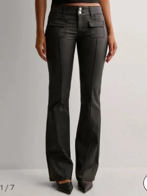 Nelly jeans - Supersnygga & trendiga jeans / skinn byxor ifrån Nelly. Slutsålda på hemsidan💞 använda ganska mycket men i bra skick🫰🏻🫰🏻