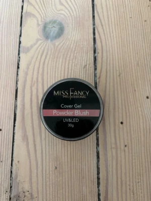 Miss Fancy Cover Gel Powder Blush - Miss Fancy Professional Cover Gel i nyansen Powder Blush. Ungefär 25% kvar av den💕