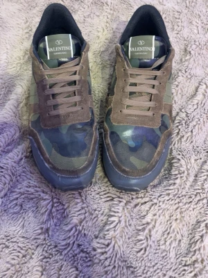 Valentino Rockrunner - Kolla på bilderna. Får du inte tjejer efter du köpt dessa får du lov att klaga. Strl 43. Box och dustbags tillkommer.