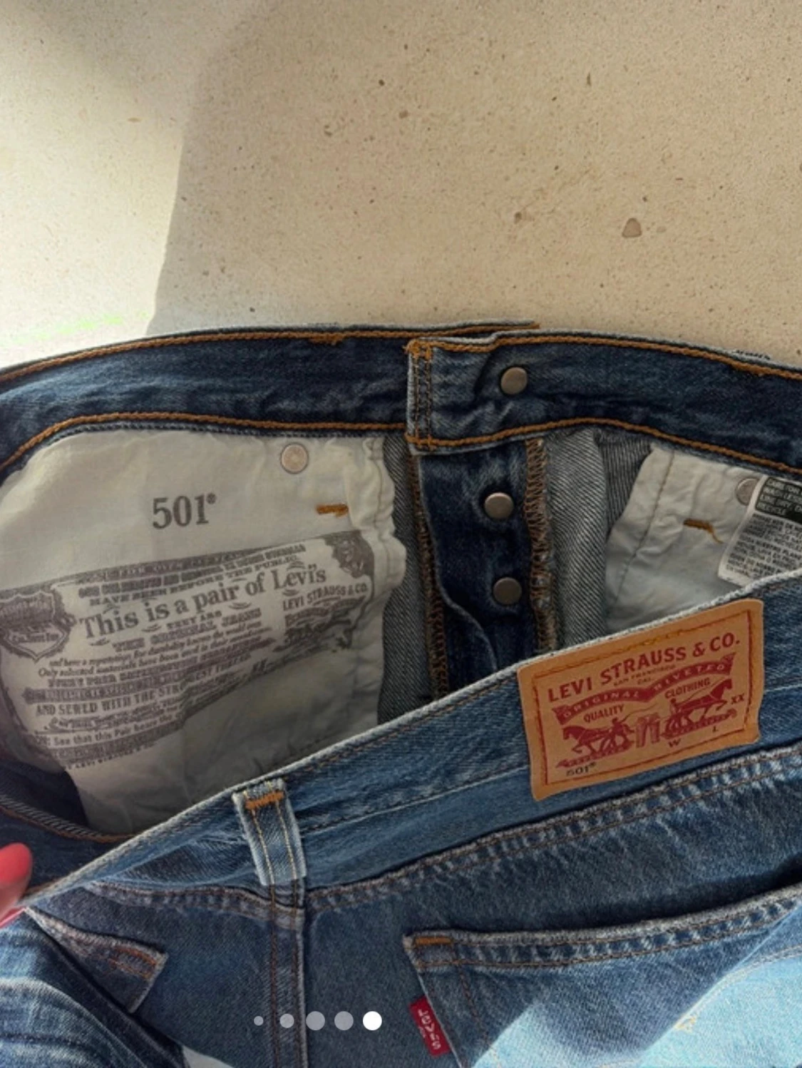 Blå levi’s jeansshorts med slitna detaljer - 4