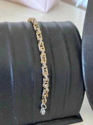 Kedjehalsband i guld och silverfärg - Snyggt halsband med robust kedjedesign i både guld- och silverfärg. Halsbandet har en cool, maskulin känsla med rejäla länkar och metallisk finish. Perfekt för dig som gillar statement-smycken och vill sticka ut med en unik accessoar.