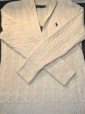 Ralph Lauren Cable knitted  - Storlek S passar M. Kashmir och ull blandning. Lite nopprig. Därför lågt pris. Annars inga andra defekter. 