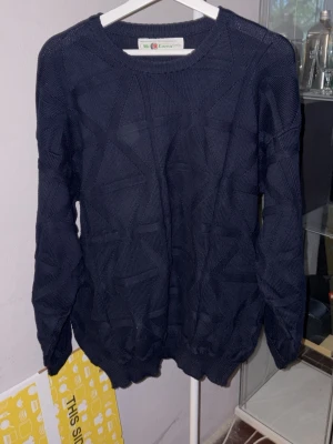Helt ny stickad tröja från McLaren - Helt ny och oanvänd stickad tröja från Mclaren. Storlek 44/54. Ny pris 600kr, säljer för 350kr. 