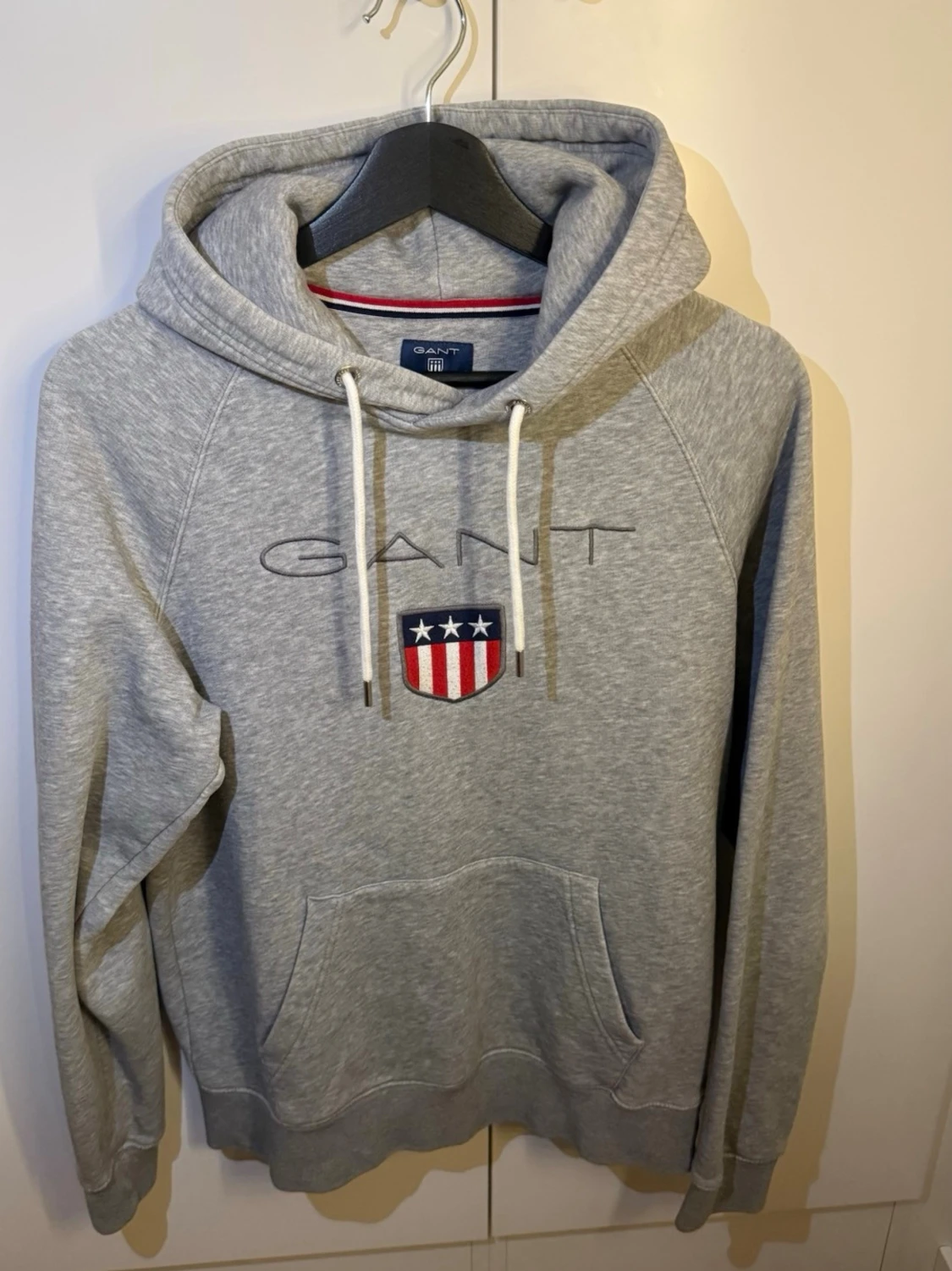 Grå hoodie från GANT med logga