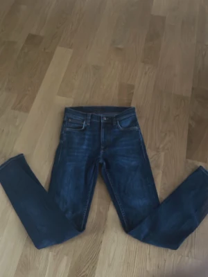 Mörk blåa nudie jeans - Feta mörk blå nudie jeans storlek W27 L32 