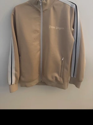Palm Angels sweatshirt med blixtlås - I fint skick förutom svarta märken bak. 