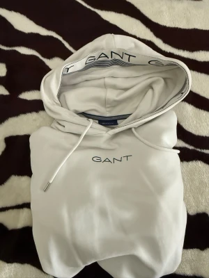 Hoodie GANT  - Vit GANT hoodie i fint skick. Bekväm och stilren med snygga detaljer. Passar till allt.