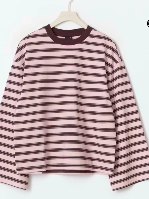 Rosa och brun randig långärmad topp - En loose fit långärmad topp med rosa och bruna ränder. Toppen har rund halsringning med brun kant och är tillverkad i mjuk bomull. Perfekt för en chill och avslappnad stil. Nypris 280kr