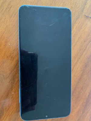 Samsung Galaxy med blå baksida - Snygg Samsung Galaxy Android-telefon med stor skärm och vit baksida. Telefonen har rundade hörn och flera kameror på baksidan för grymma bilder. Perfekt för dig som vill ha en stilren och modern mobil i plastmaterial.