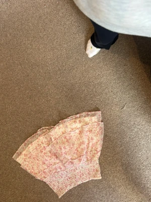 Rosa blommig volangkjol - Söt kort kjol med blommigt mönster i rosa och vitt. Kjolen har flera volanger och bred resår i midjan för en bekväm passform. Perfekt för vår och sommar!