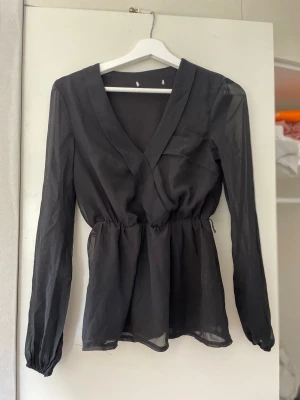 Svart transparent blus - Snygg svart blus, perfekt för finare tillfällen!! Fin urringning och jätte söt blus 👚💕