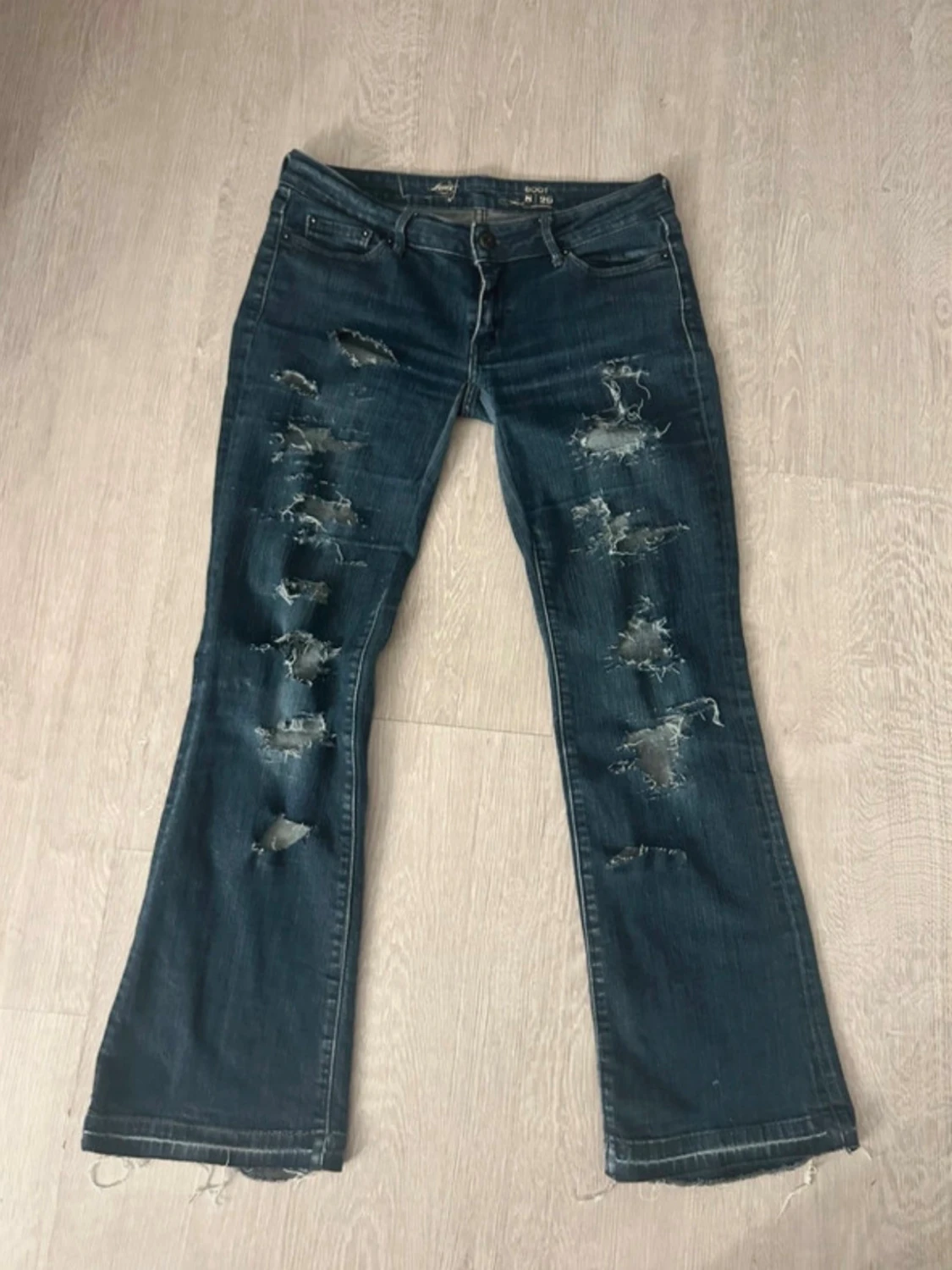Mörkblå slitna bootcut jeans - 1