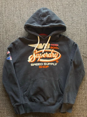 Superdry hoodie ~ 2000’s modell - Sjukt eftertraktad Superdry hoodie i marinblå – sjukt sällsynt, stl S. Fint skick och sitter riktigt bra 🌿  Kan även gå ner lite i pris vid snabb affär ✌️ Skickas inom 24h 📦