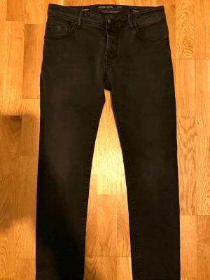 Jacob Cohen jeans - Säljer dessa riktigt feta Jacob Cohen jeans i en mörkgrå färg. De är i väldigt bra skick. Jeansen är 622 slim fit modellen. Storlek 31. Pris kan diskuteras