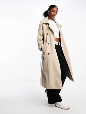 Beige klassisk trenchcoat - Stilren beige trenchcoat med dubbelknäppning och bred krage. Lång modell med bälte i midjan och sidfickor.  I nyskick, från monki, storlek M.