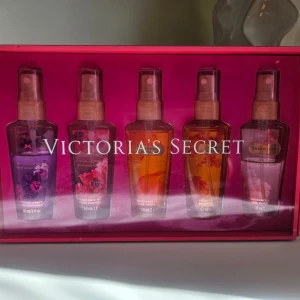 5 Victoria's Secret bodymist set  - Setet innehåller Love Spell, Pure Seduction, Amber Romance, Coconut Passion och Sheer Love 🎀 60 ml styck men vissa är använda, se bild på hur mycket det är kvar. Coconut Passion och Amber Romance är helt nya.