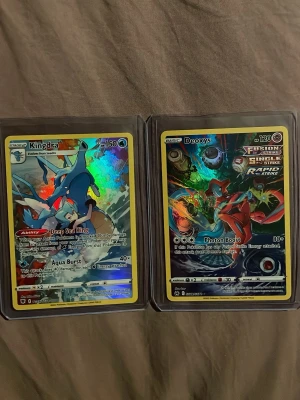 Kingdra och Deoxys - Pokémon kort - Skick enligt bilder (båda är i nyskick). Öppen för prisförslag.