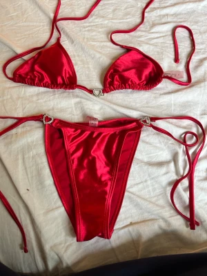 Röd bikini med hjärtan som detaljer - Jätte snygg bikini med silver hjärtan som detaljer 
