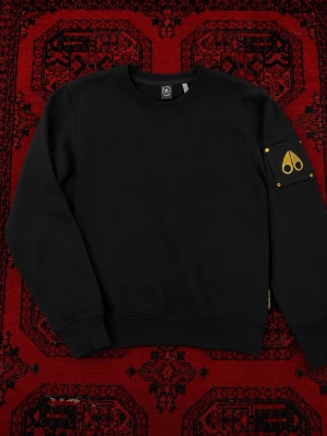 Moose Knuckles tröja - Svart Moose Knuckles sweatshirt i mycket bra skick utan defekter 🔥  Detta är Gold Series-modellen med gulddetaljerna på armen, vilket är en dyrare och mer exklusiv version som säljs för mer än vanliga modellerna.  Använd under förra året och passar även XS beroende på fit. Clean och enkel att styla till nästan allt. Pris går att diskutera 💯