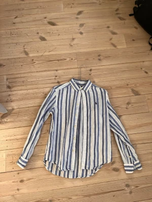 Ralph Lauren skjorta - Knappt andvänd Ralph lauren linne skjorta i storlek large i junior vilket motsvarar ungefär xxs-xs 