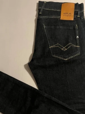 Mörkblå Replay Hyperflex jeans - Ett par riktigt snygga mörkblå replay jeans. Nypris för dem här byxorna är runt 1000kr. Anledningen till att jag säljer dem här byxorna är för att dem inte riktigt passade mig och det gick tyvärr inte att skicka tillbaka. Jag vill bara bli av med dem och det är därför jag endast säljer dem för 400kr (priset kan diskuteras)