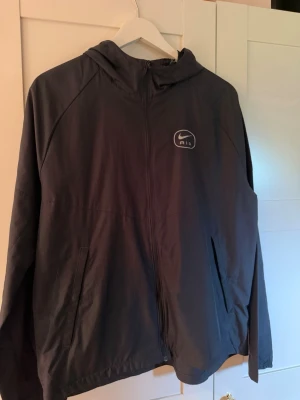 Nike vind jacka  - Den är nästan aldrig använt inga fel den har reflex på Nike logan väldigt skön och snygg skriv vid frågor 
