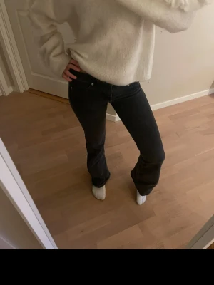 Svarta bootcut jeans med låg midja - Svarta bootcutjeans med low waist. Endast använda några gånger