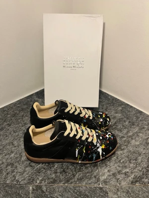 Maison Margiela Gats - Svarta Maison Margiela paint splatter. Helt nya! Kom privat för flera frågor!