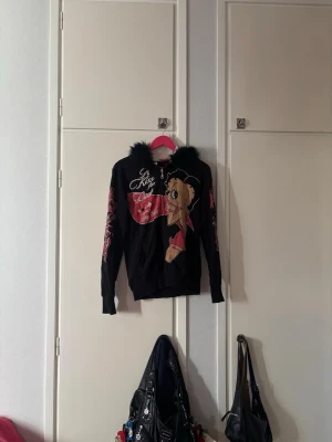 Betty Boop - Betty Boop zip up med fina detaljer och fluff på luvan. Använd men inga defekter:3 Jag kan gärna diskutera priset och mötas upp☺️