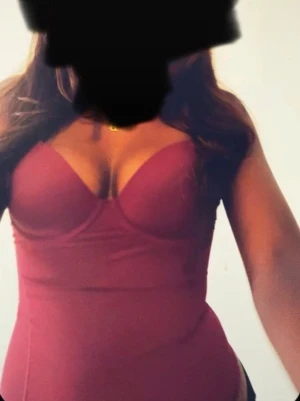 Vinröd body med bygelkupor - Säljer en vinröd body