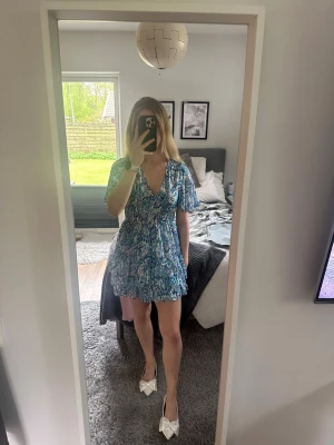 Klänning Zara - Supersöt klänning från Zara. Fint skick, knappast använd! Strl XS, 300kr+frakt!💓
