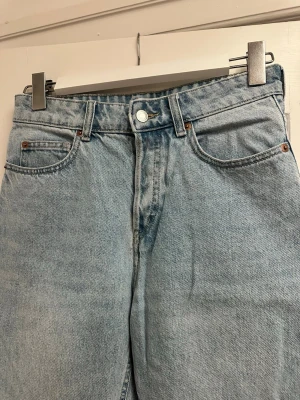 Ljusblå raka jeans  - Ljusblå jeans med raka/vidare ben och hög midja. Använda max 3 gånger. 