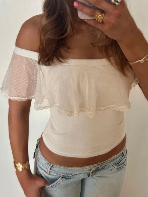 Offshoulder vit volangtopp  - Så fin Offshoulder vit volangtopp i spets. Jag är 168 och det är mina bilder, köp via köp nu direkt eller Swish, kvar tills markerad som såld 💖 tyvärr är lappen klippt men passar m. 