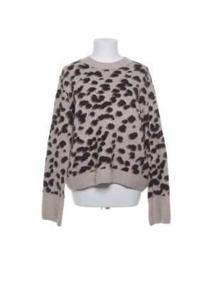 Beige leopardmönstrad stickad tröja - Cool beige stickad tröja med svart leopardmönster och rund hals. Tröjan har avslappnad passform och långa ärmar med ribbade muddar. Perfekt för dig som gillar trendiga mönster och vill sticka ut lite extra.